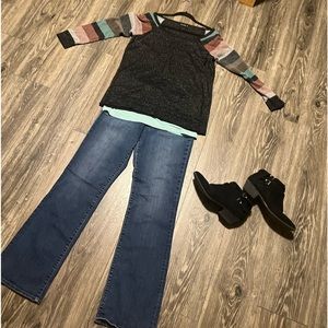 Women’s sweater. Made by STITCH FIX’s own Brand “PINK CLOVER. Size Large